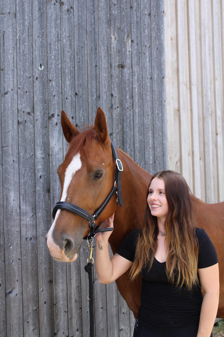 Sarah Schneider mit Pferd