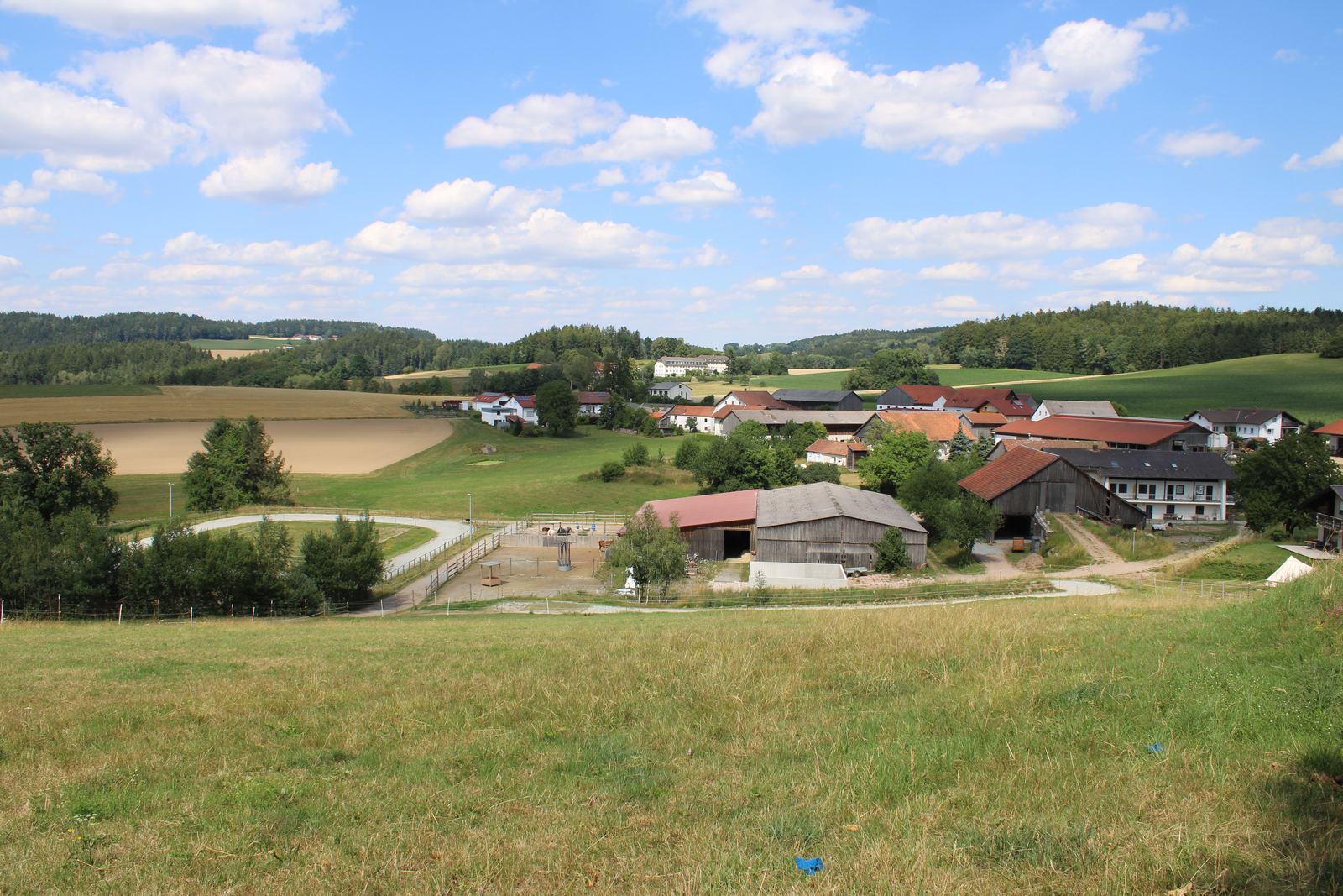 Schneiders Aktivstall Saffelberg – Hof, Ovalbahn und Reithalle im Bayerischen Wald